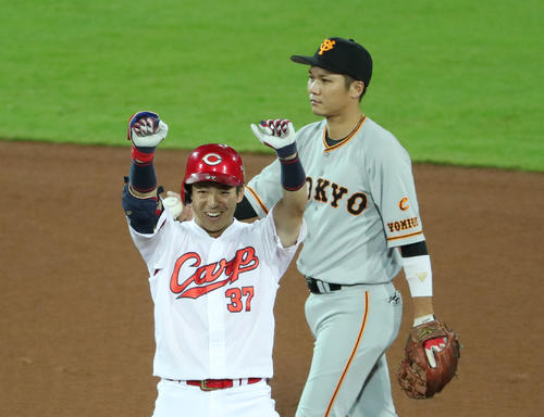 広島対巨人　2回裏広島無死二塁、野間は先制の右翼線二塁打を放ち、二塁上でガッツポーズ（撮影・林敏行）