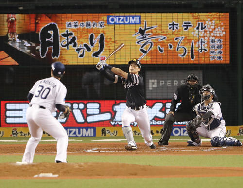 西武対ソフトバンク　3回表ソフトバンク1死二、三塁、榎田から右越え先制3点本塁打を放つ上林（撮影・野上伸悟）