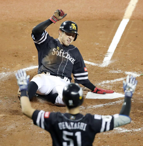 西武対ソフトバンク　4回表ソフトバンク1死一塁、川島の適時二塁打で滑り込み生還する西田。手前は上林（撮影・狩俣裕三）