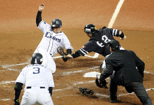 西武対ソフトバンク　3回裏西武2死一、二塁、源田の右前打から本塁へ滑り込むも、右翼手上林の好送球で甲斐（右）にタッチアウトされる森（撮影・狩俣裕三）