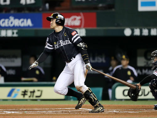 西武対ソフトバンク　6回表ソフトバンク無死、内川は左中間本塁打を放つ（撮影・鈴木正人）