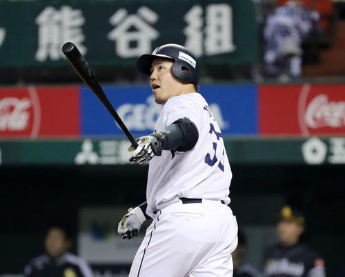 西武対ソフトバンク　4回裏西武1死、山川は左越え本塁打を放つ（撮影・鈴木正人）