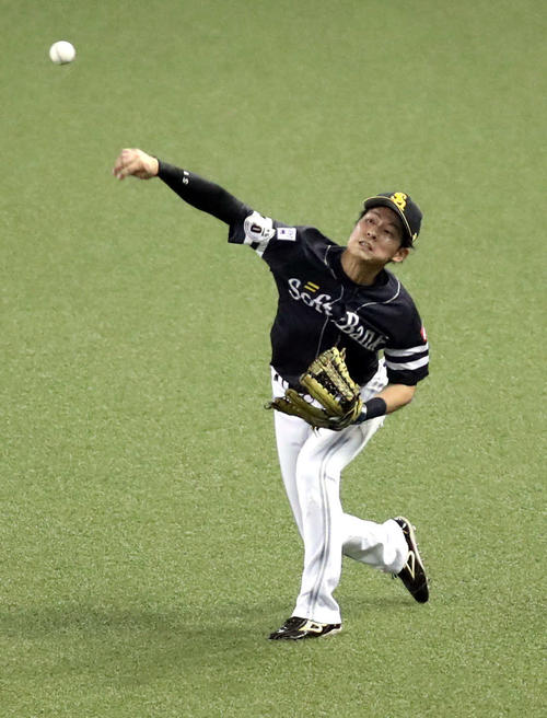 西武対ソフトバンク　3回裏西武2死一、二塁、源田の右前打から本塁へ好送球し、二塁走者森を刺す上林（撮影・狩俣裕三）
