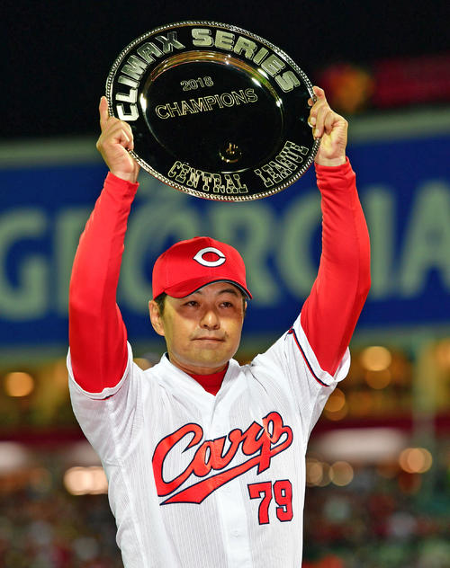 広島対巨人　日本シリーズ進出を決め記念のシャーレを掲げる緒方監督（撮影・清水貴仁）