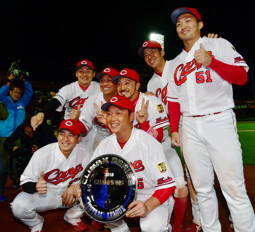 CSファイナル広島対巨人　日本シリーズ進出を決め記念撮影を行う新井（前列右）ら選手たち、前列左は会、後列左から丸、田中、菊池、野間、鈴木（撮影・清水貴仁）