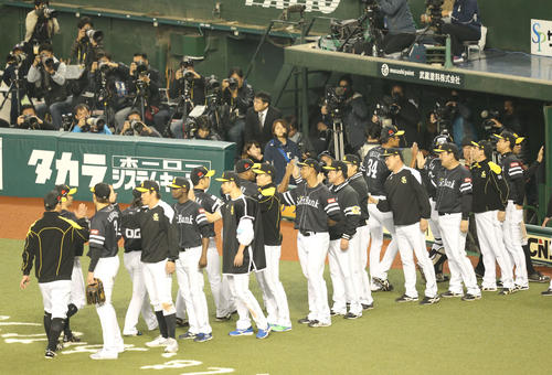 西武対ソフトバンク　西武に勝利しベンチ前でハイタッチをかわすソフトバンクナイン（撮影・梅根麻紀）