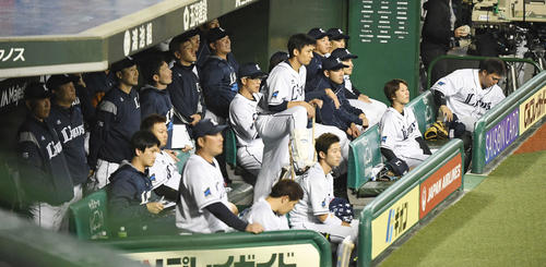 西武対ソフトバンク　　ソフトバンクに敗れぼうぜんとする西武ナイン。左は辻監督（撮影・鈴木みどり）
