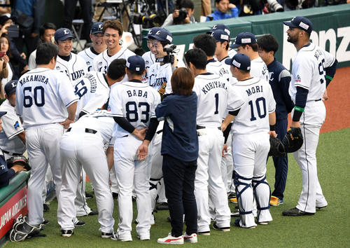西武対ソフトバンク　試合前の円陣で笑顔を見せる西武ナイン（撮影・横山健太）
