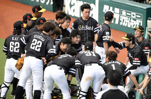 西武対ソフトバンク　試合前の円陣でソフトバンクナインに声をかける松田（右から2人目）（撮影・横山健太）