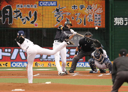 西武対ソフトバンク　1回表ソフトバンク2死一塁、今井から左越え先制2点本塁打を放つ柳田（撮影・野上伸悟）