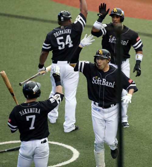 西武対ソフトバンク　1回表ソフトバンク2死一塁、2点本塁打を放ち、中村晃（左）とタッチを交わす柳田（撮影・狩俣裕三）