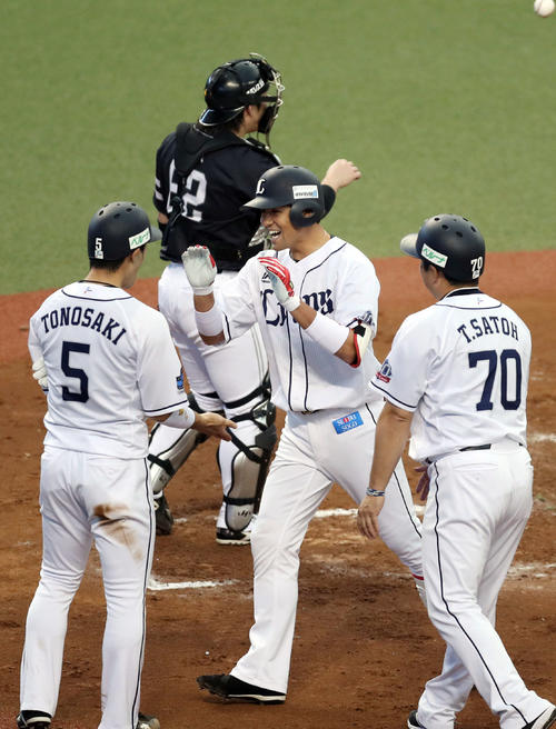 3回裏西武無死二塁、2点本塁打を放つ木村文紀（中央）（撮影・狩俣裕三）