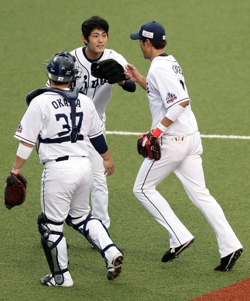 好捕した木村（右）とタッチを交わす今井達也（中央）（撮影・狩俣裕三）
