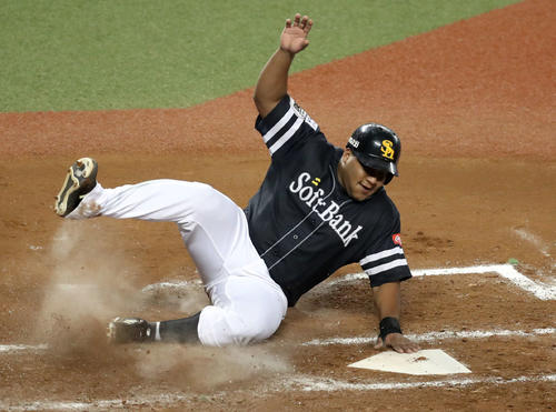 内川の適時打で滑り込み生還するデスパイネ（撮影・狩俣裕三）