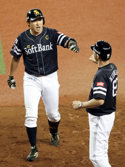 7回表を終え、この回に適時打を放った内川（左）は水上コーチとグータッチで喜び合う（撮影・狩俣裕三）