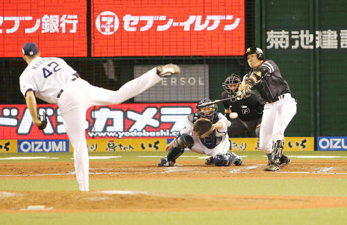 7回表ソフトバンク2死満塁、マーティンから左前2点適時打を放つ内川（撮影・野上伸悟）