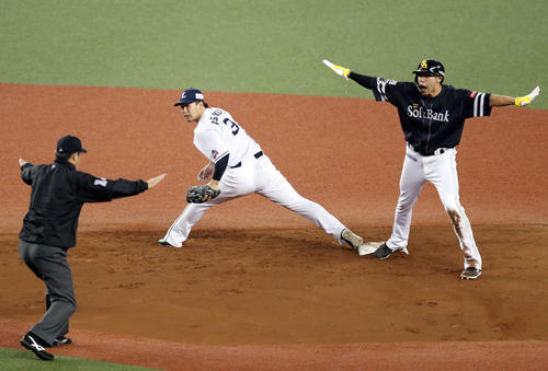 デスパイネの打球を処理した源田の送球でセーフをアピールする柳田（右）。中央は浅村（撮影・狩俣裕三）