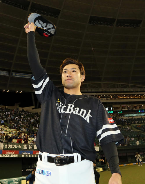 ファンの声援に応える柳田悠岐（撮影・栗木一考）