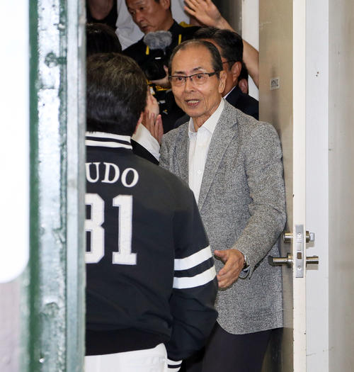 工藤公康監督（手前）を出迎える王貞治ソフトバンク球団会長