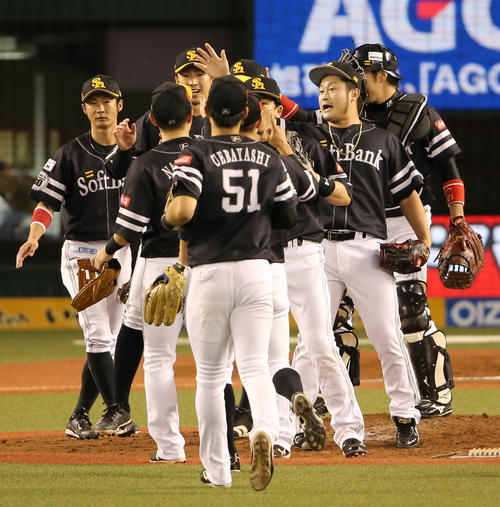 勝利を喜びあう森（右）らソフトバンクナイン（撮影・野上伸悟）