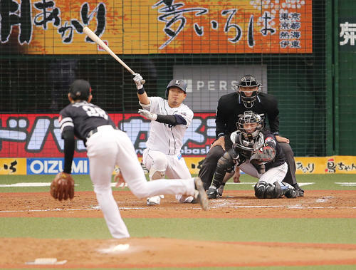 5回裏西武無死一、三塁、高橋礼から右前適時打を放つ森（撮影・野上伸悟）