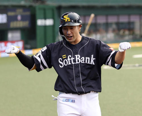 左越えにソロ本塁打を放ちベンチ前でナインの出迎えを受ける柳田悠岐（撮影・栗木一考）