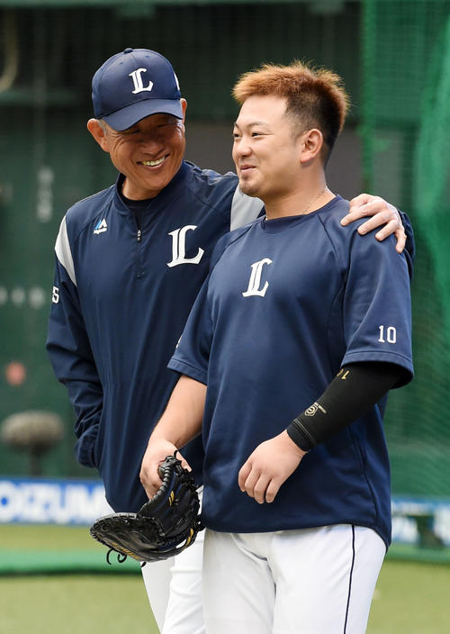 試合前、談笑する西武辻監督（左）と森（撮影・横山健太）