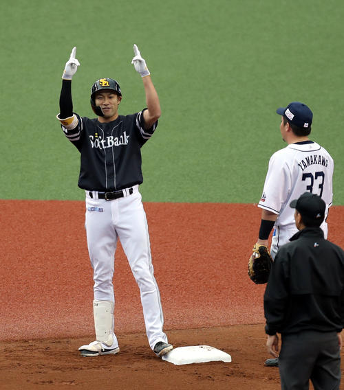 3点適時二塁打を放ち、ベンチに向かってポーズを決める柳田（左）。右は山川（撮影・狩俣裕三）