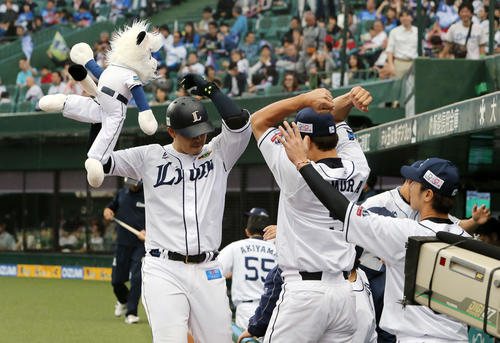 西武対ソフトバンク　6回西武1死、浅村は中越え本塁打を放ちベンチ前で喜ぶ（撮影・鈴木正人）