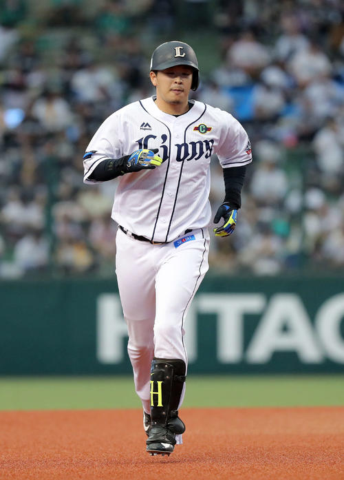 西武対ソフトバンク　6回西武1死、浅村は中越え本塁打を放つ（撮影・鈴木正人）