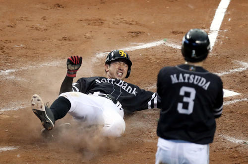 8回表ソフトバンク2死一、二塁、上林の2点適時三塁打で生還する西田（撮影・狩俣裕三）