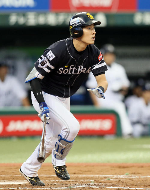 8回表ソフトバンク2死一、二塁、上林は右越えに2点適時三塁打を放つ（撮影・栗木一考）