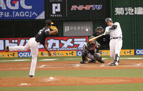 6回裏西武1死、モイネロから中越え本塁打を放つ浅村（撮影・野上伸悟）