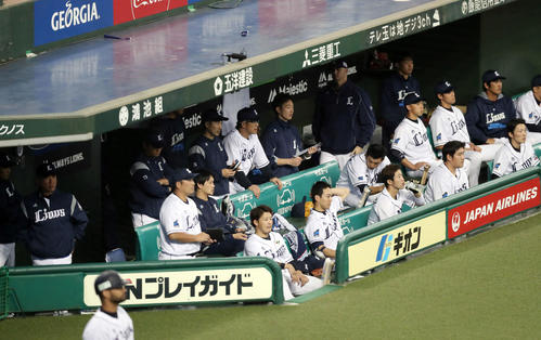 日本シリーズ進出を逃し、ベンチでぼうぜんとする西武の選手たち（撮影・狩俣裕三）