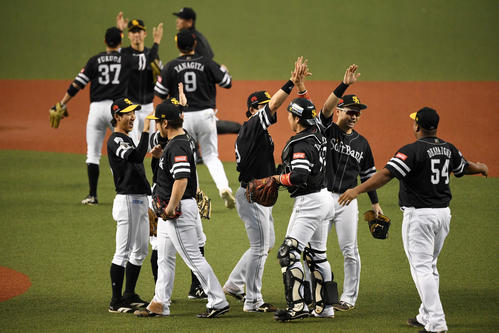 西武に勝利し日本シリーズ出場を決めハイタッチを交わすソフトバンクナイン（撮影・横山健太）