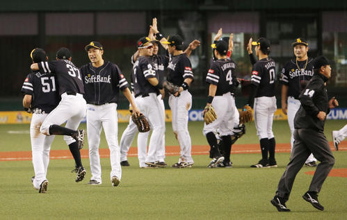 日本シリーズ進出を決め喜びあう柳田（左から3人目）らソフトバンクの選手たち（撮影・野上伸悟）