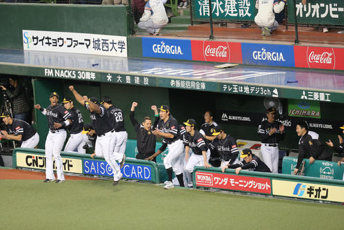 日本シリーズ進出を決め喜ぶソフトバンクベンチ（撮影・梅根麻紀）