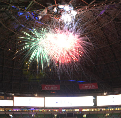 日本シリーズ出場を決め、福岡ヤフオク！ドームには、20連発の花火が舞った（撮影・今浪浩三）