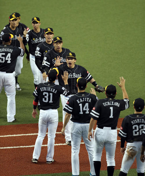 日本シリーズ進出を決め、喜び合う松田宣（中央）らソフトバンクの選手たち（撮影・狩俣裕三）