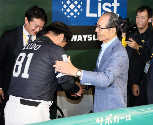 王ソフトバンク球団会長（右）と握手を交わす工藤監督（撮影・栗木一考）