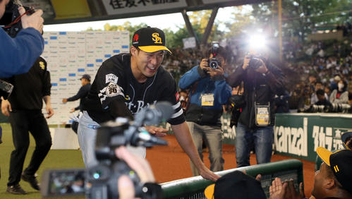 MVPに輝きベンチ前で笑顔を見せる柳田（撮影・栗木一考）