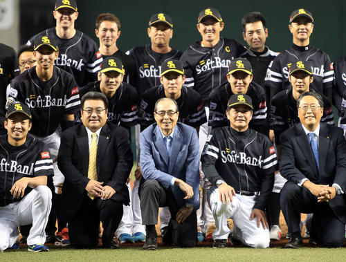 記念写真に納まる王ソフトバンク球団会長（中央手前）（撮影・栗木一考）