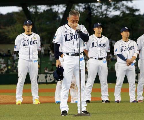 ファンへのあいさつで、言葉に詰まる西武辻監督（撮影・鈴木正人）