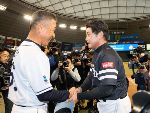西武対ソフトバンク　辻発彦監督（左）と握手を交わす工藤監督（撮影・栗木一考）