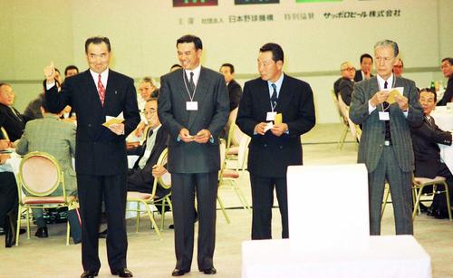ドラフト会議で松井秀喜の交渉権獲得にサムアップポーズを見せる長嶋茂雄監督(左端) 左へ阪神の中村勝広監督、ダイエーの根本陸夫監督、中日の中山了球団社長