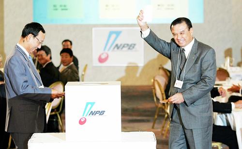 1巡目指名の辻内崇伸をめぐっての抽選で、交渉権を引き当てたと勘違いし喜ぶオリックス中村勝広GM(右)と苦笑いの巨人堀内恒夫監督