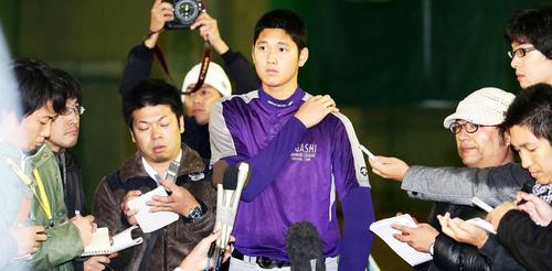 日本ハムから1位単独指名を受け、報道陣の前で心境を語る花巻東・大谷翔平
