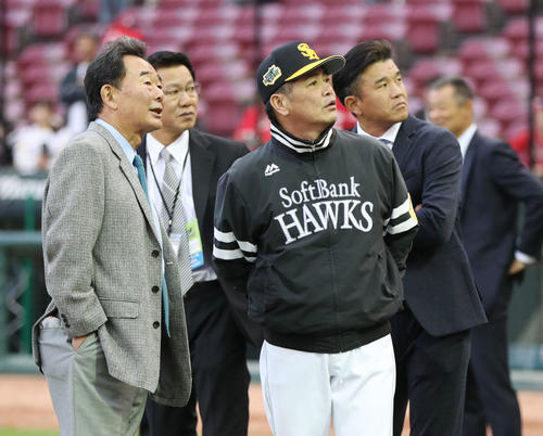 広島対ソフトバンク　ソフトバンク工藤監督と話す、左から東尾修氏、大野豊氏、1人おいて前田幸長氏（撮影・林敏行）