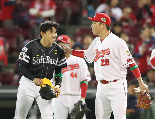 広島対ソフトバンク　試合前に広島新井（右）にあいさつするソフトバンク内川（撮影・林敏行）