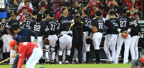 広島対ソフトバンク　試合前、円陣を組むソフトバンクナイン（撮影・江口和貴）